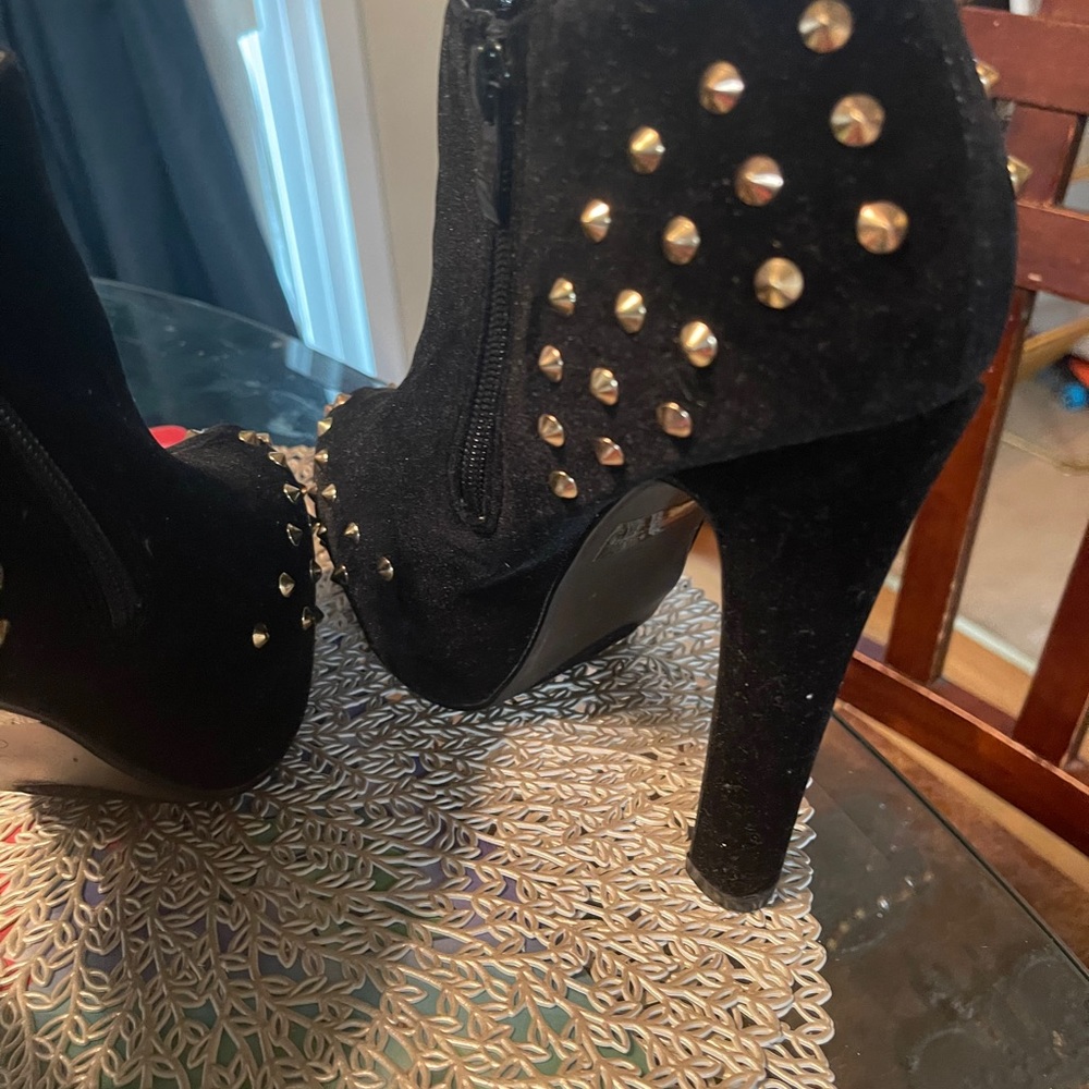 Shoes - Picture 5 of 7